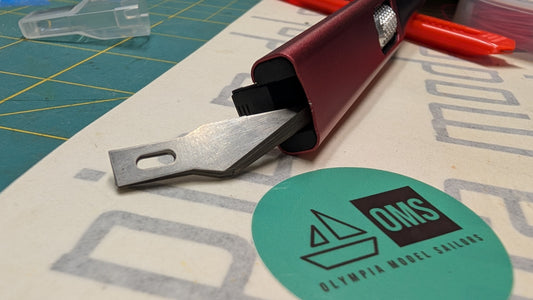 Hobby Knife / Blade storage in the handle redish